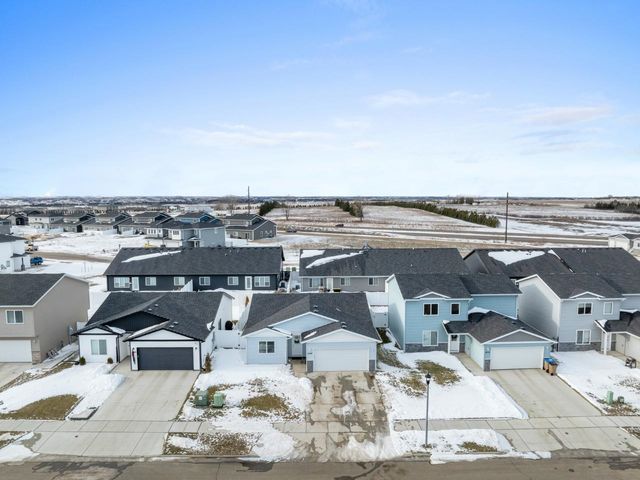 2525 Ivory St, Minot, ND 58703