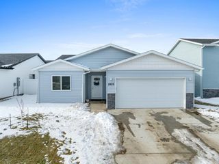 2525 Ivory St, Minot, ND 58703