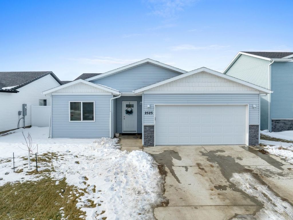 2525 Ivory St, Minot, ND 58703