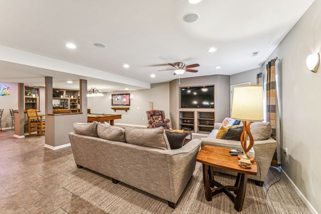 2991 Wagon Road, Elgin, IL 60124