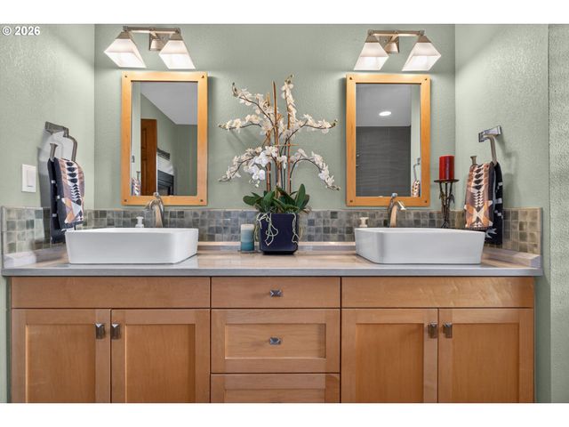 1531 Nw MORGAN Ln, Portland, OR 97229