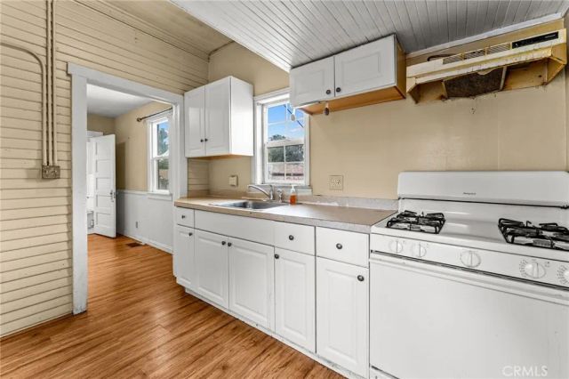 594 E 9th, Upland, CA 91786