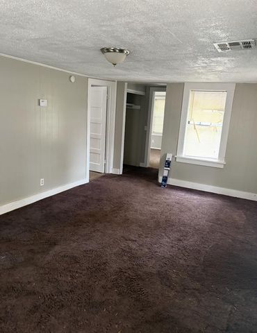 1016 S Jones Lane, Mustang, OK 73064