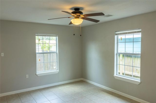 537 Cottontail Drive B, Crosby, TX 77532