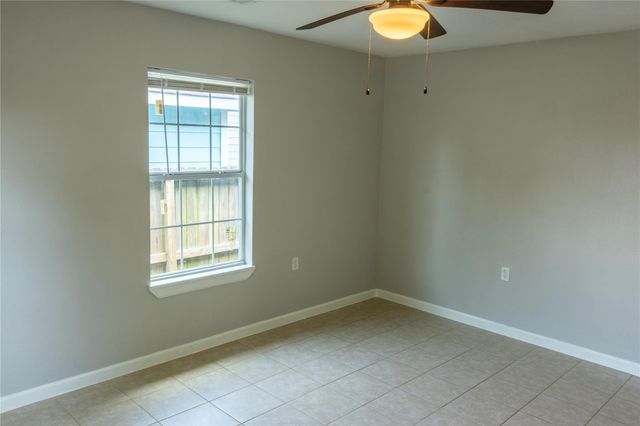 537 Cottontail Drive B, Crosby, TX 77532