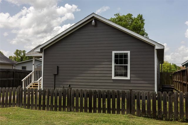 537 Cottontail Drive B, Crosby, TX 77532
