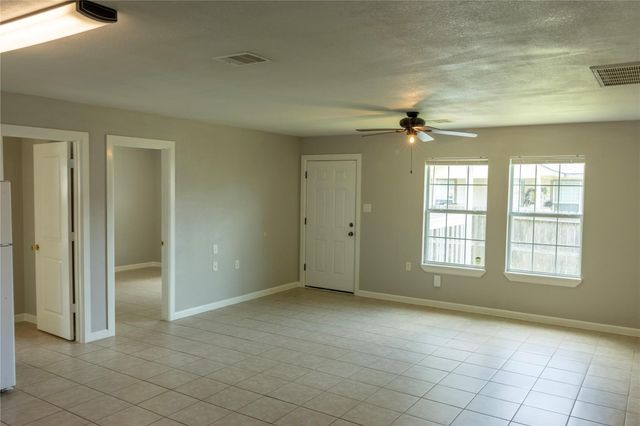 537 Cottontail Drive B, Crosby, TX 77532