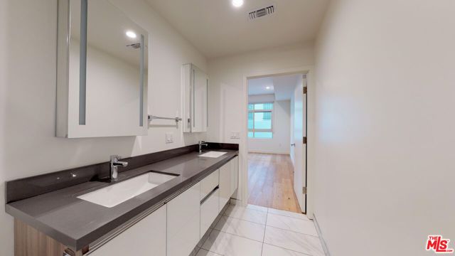 938 S ORANGE GROVE Avenue 101, Los Angeles, CA 90036