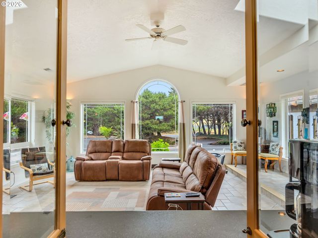 89742 OCEAN Dr, Warrenton, OR 97146