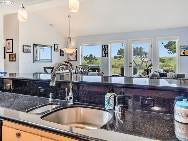 89742 OCEAN Dr, Warrenton, OR 97146