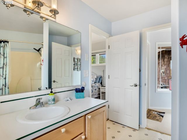 89742 OCEAN Dr, Warrenton, OR 97146