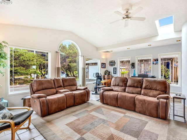 89742 OCEAN Dr, Warrenton, OR 97146