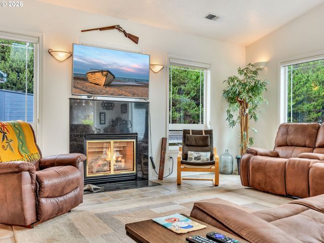 89742 OCEAN Dr, Warrenton, OR 97146
