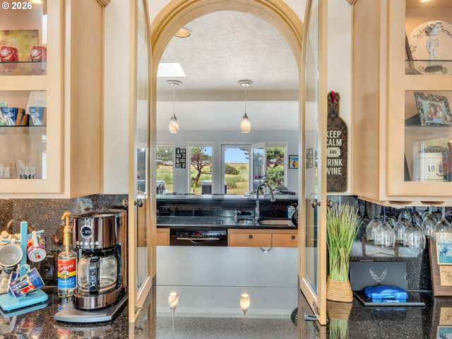89742 OCEAN Dr, Warrenton, OR 97146