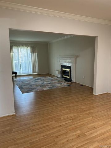 6464 Denton, Troy, MI 48098