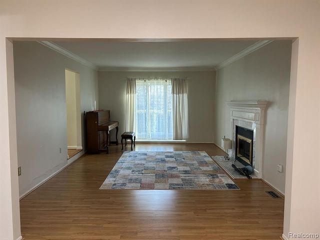 6464 Denton, Troy, MI 48098