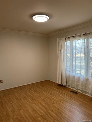 6464 Denton, Troy, MI 48098