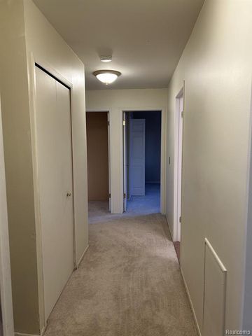6464 Denton, Troy, MI 48098