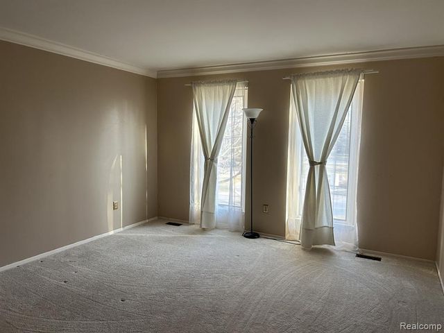 6464 Denton, Troy, MI 48098