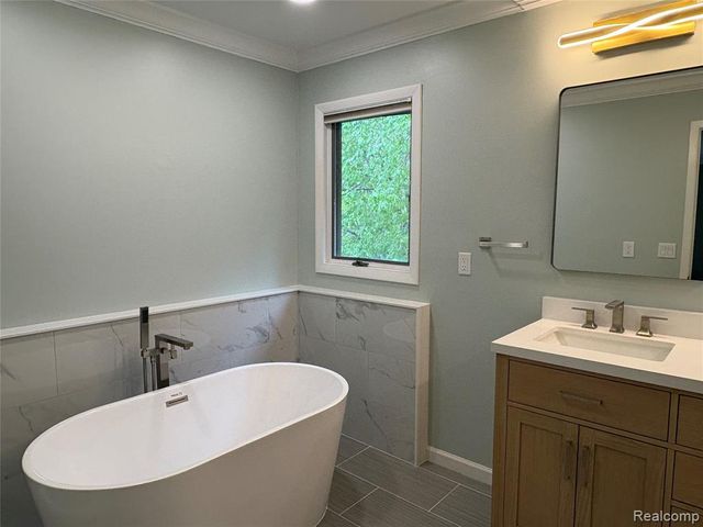 6464 Denton, Troy, MI 48098