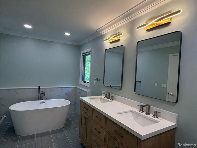 6464 Denton, Troy, MI 48098