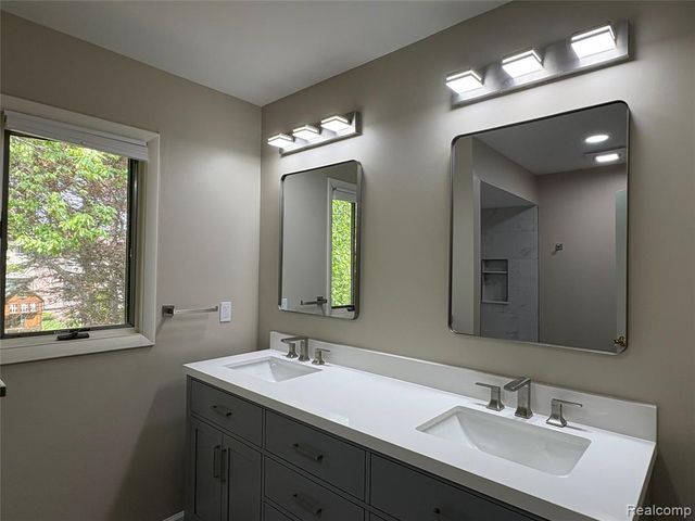 6464 Denton, Troy, MI 48098