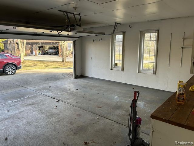 6464 Denton, Troy, MI 48098