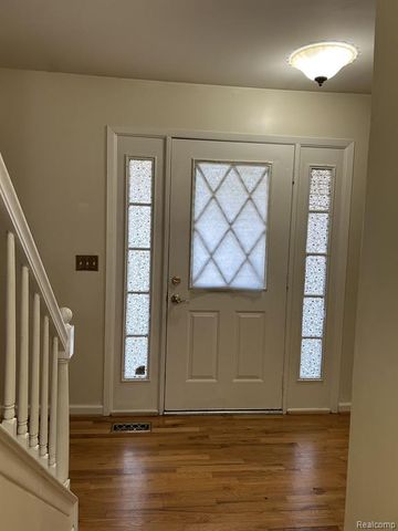 6464 Denton, Troy, MI 48098