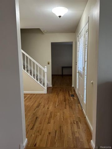 6464 Denton, Troy, MI 48098