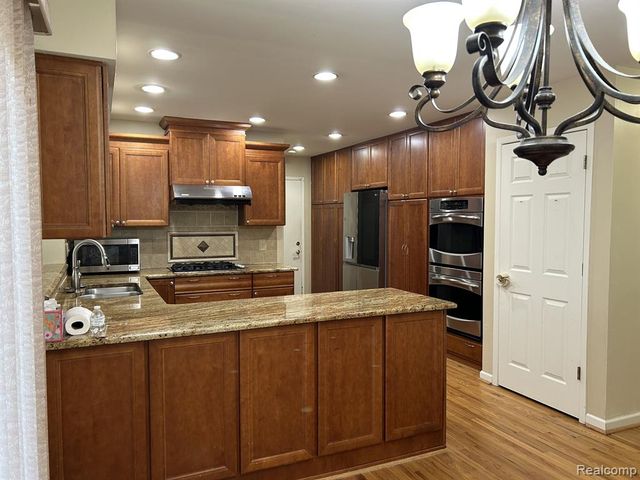 6464 Denton, Troy, MI 48098