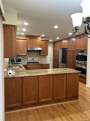6464 Denton, Troy, MI 48098