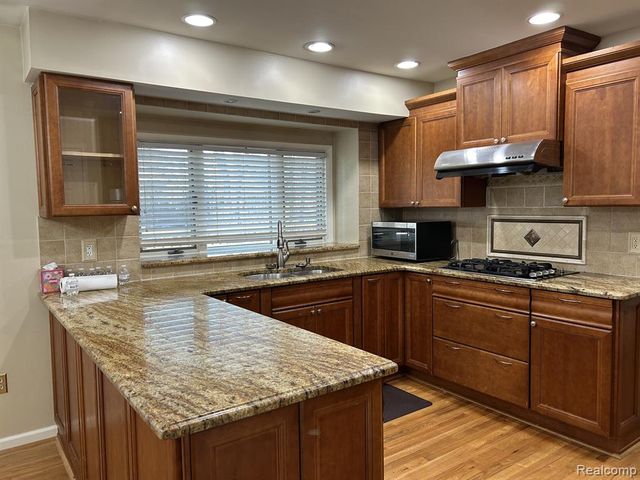 6464 Denton, Troy, MI 48098