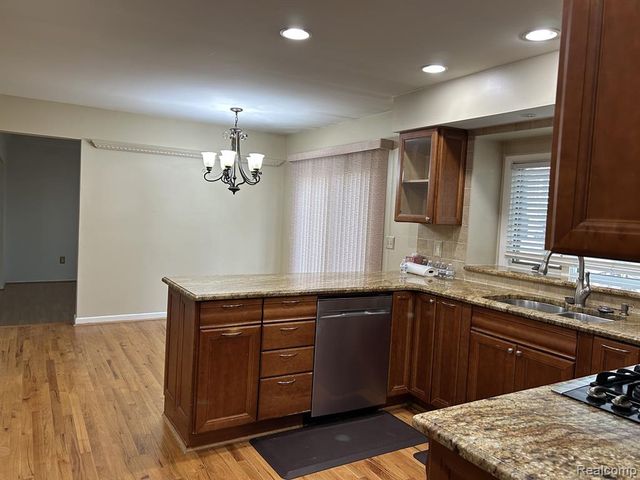 6464 Denton, Troy, MI 48098