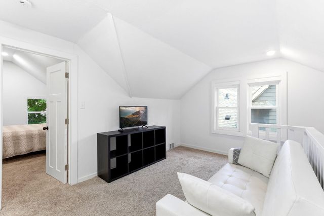 890 22nd Avenue SE, Minneapolis, MN 55414