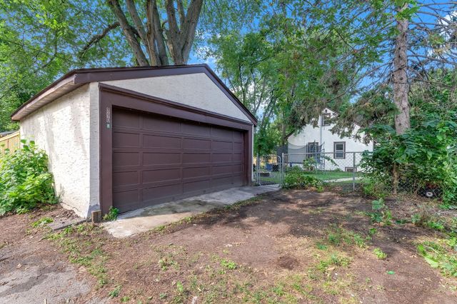 890 22nd Avenue SE, Minneapolis, MN 55414