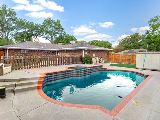 501 Edgewood Avenue, Corsicana, TX 75110