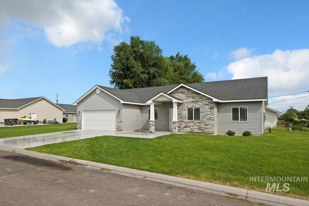 1916 14th Dr, Heyburn, ID 83336
