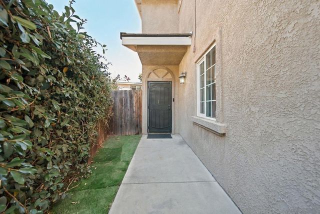 453 Calle Elegante, Vista, CA 92083