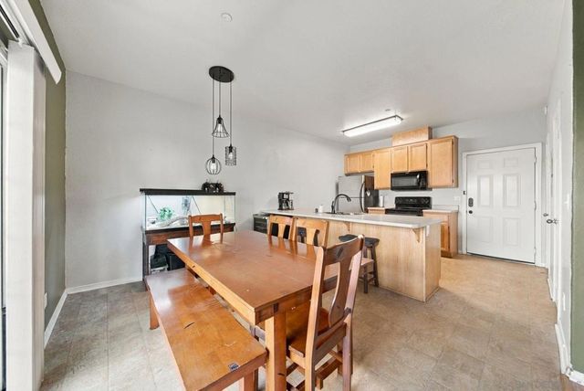 453 Calle Elegante, Vista, CA 92083