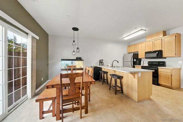 453 Calle Elegante, Vista, CA 92083
