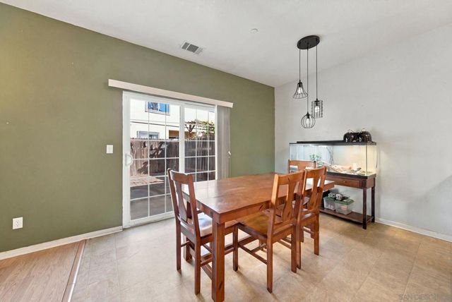 453 Calle Elegante, Vista, CA 92083