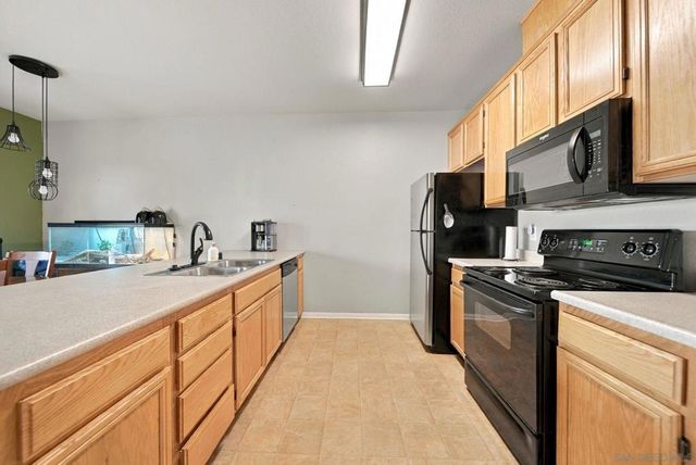 453 Calle Elegante, Vista, CA 92083