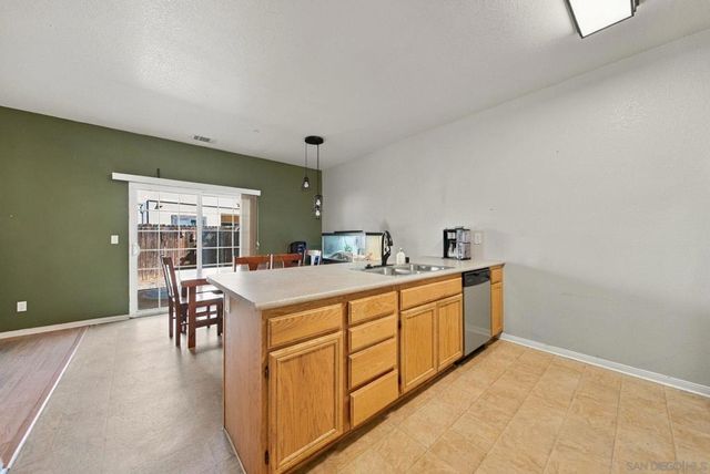 453 Calle Elegante, Vista, CA 92083