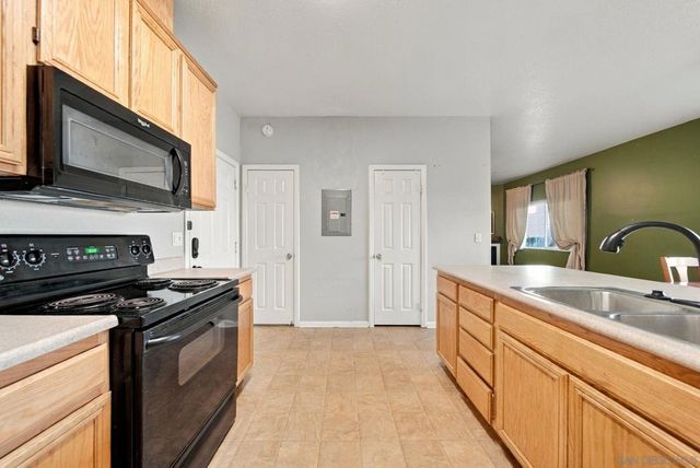 453 Calle Elegante, Vista, CA 92083