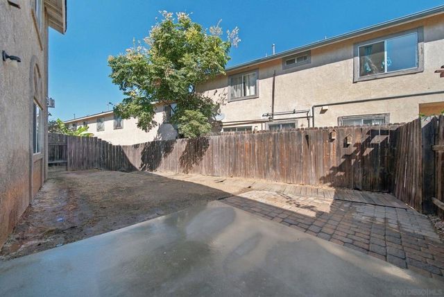 453 Calle Elegante, Vista, CA 92083