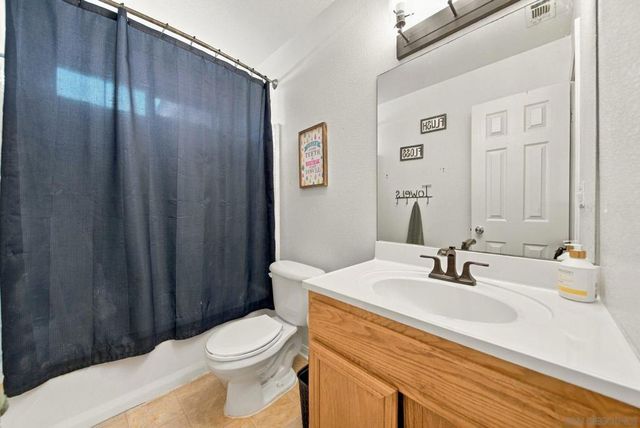 453 Calle Elegante, Vista, CA 92083