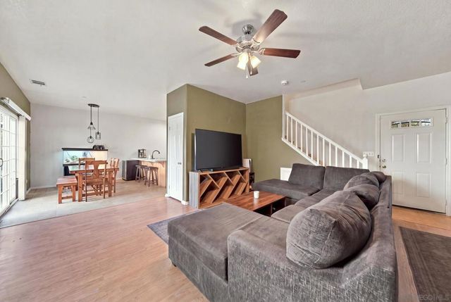 453 Calle Elegante, Vista, CA 92083