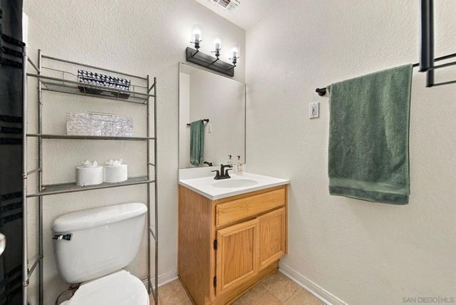 453 Calle Elegante, Vista, CA 92083