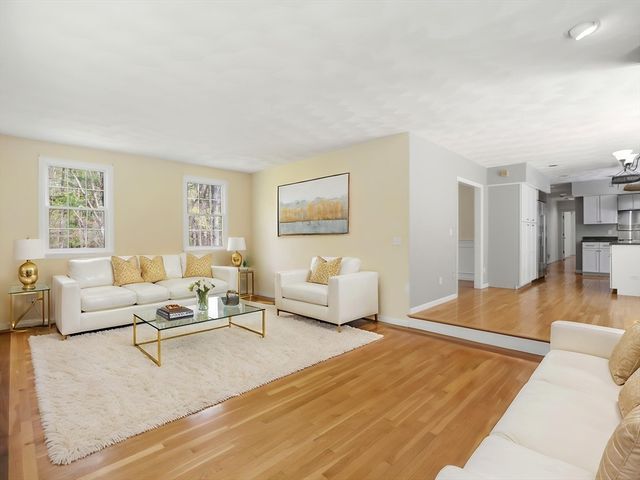 10 Hawk Ridge Rd, Andover, MA 01810