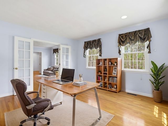 10 Hawk Ridge Rd, Andover, MA 01810